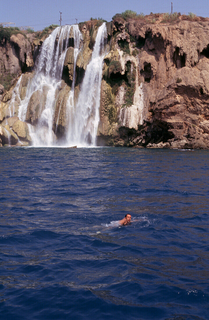 Mann schwimmt in Salzseen in Kappadokien