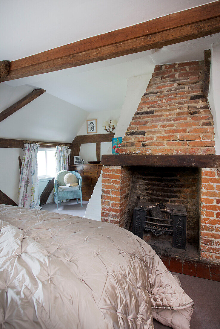 Freigelegter Ziegelsteinkamin im Schlafzimmer von Sandhurst cottage, Kent, England, UK