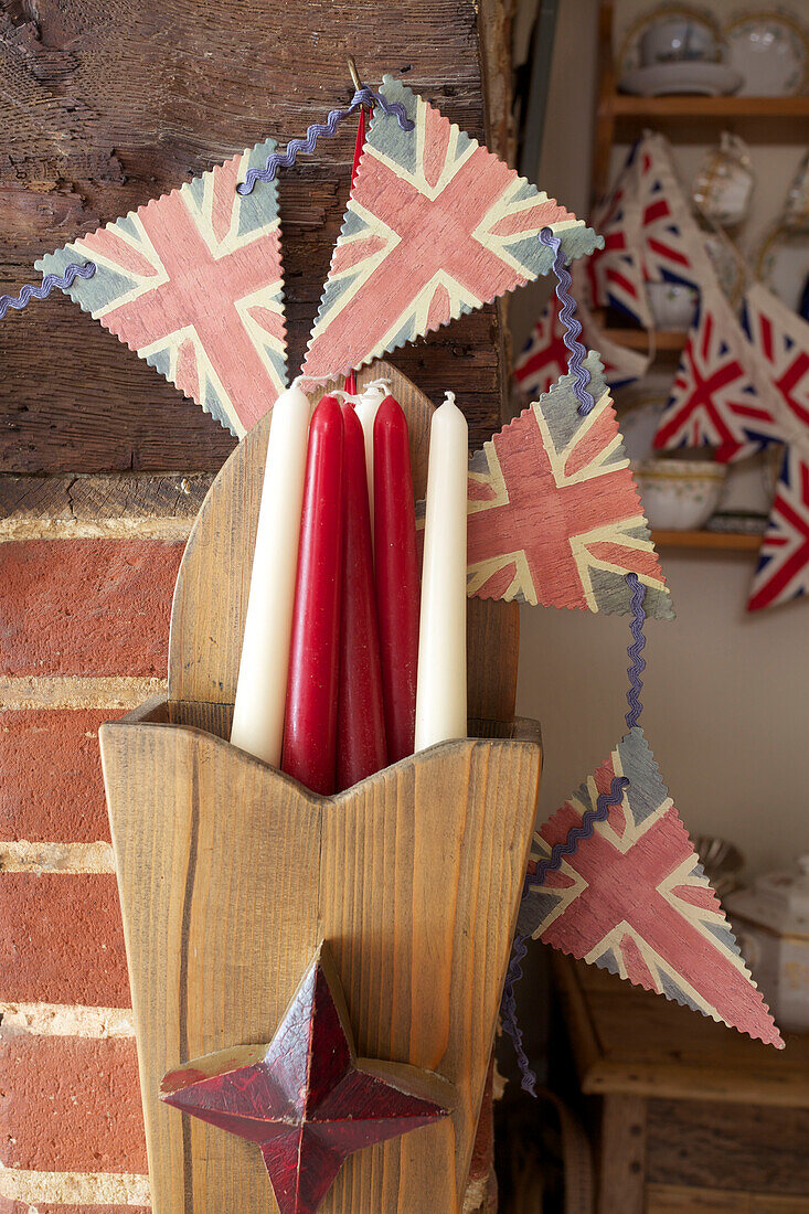 Rote und weiße Kerzen mit Union Jack Wimpel in Egerton cottage, Kent, England, UK