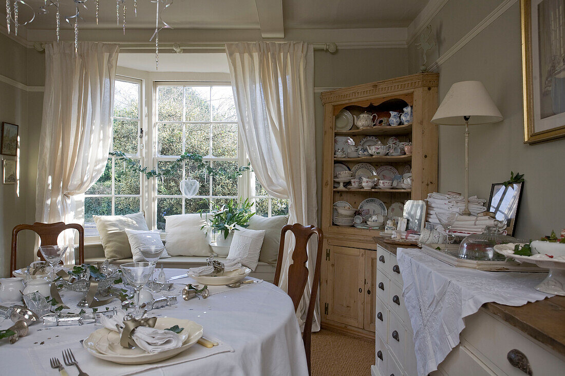 Weißes Esszimmer-Set für das Weihnachtsessen in einem Haus in Tenterden, Kent, England, UK