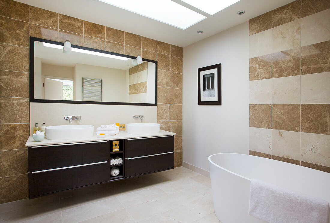 Doppelwaschbecken im braun gefliesten Badezimmer eines modernen Hauses in Bath Somerset, England, UK