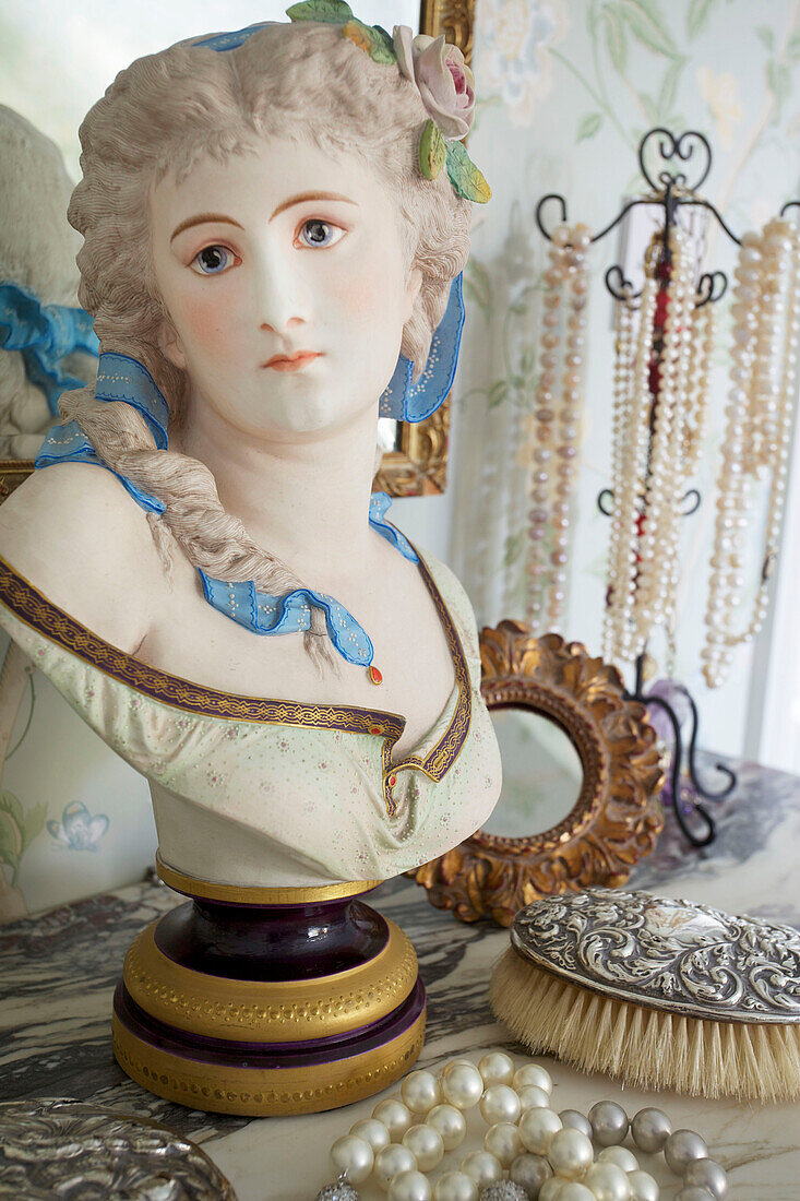 Vintage-Schmuck und Frauenbüste auf einem Marmorschminktisch in einem Haus in Kent England UK