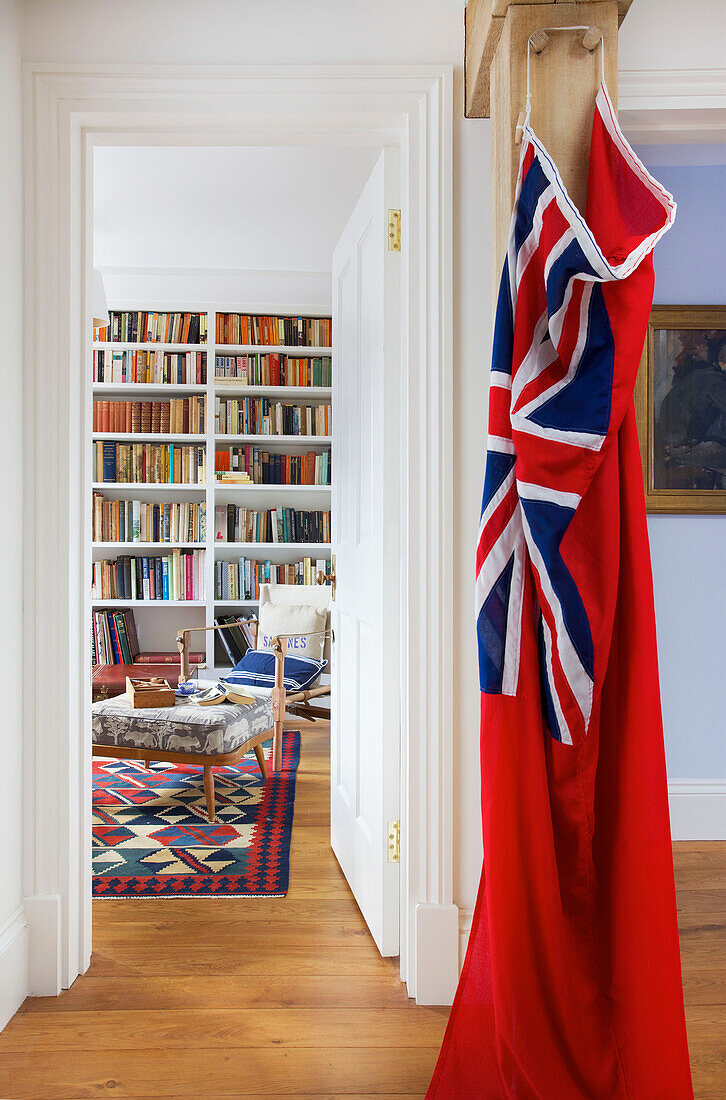 Roter Wäschesack mit Union Jack und Blick durch die Tür zum Wohnzimmer in einem Strandhaus in Emsworth, Hampshire, England, UK