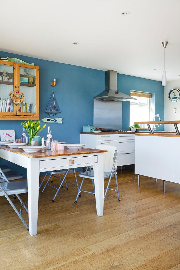 Offene Küche und Esszimmer in einem Strandhaus auf Hayling Island, Hampshire, England, UK