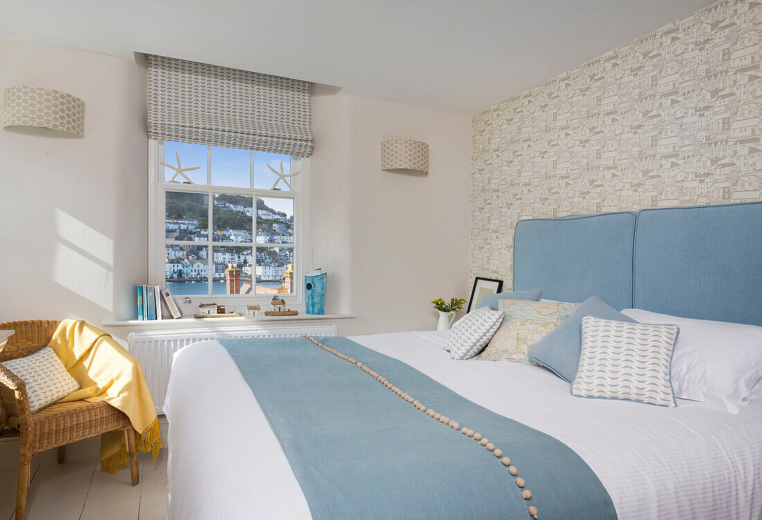 Hellblaue Decke mit Rohrstuhl und Blick auf den Hafen von Dartmouth im Schlafzimmer in Devon, UK