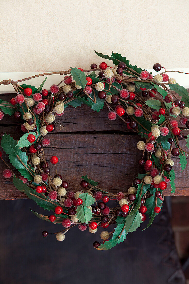 Weihnachtskranz hängt über dem Kamin in einem Haus in Kent, England, UK