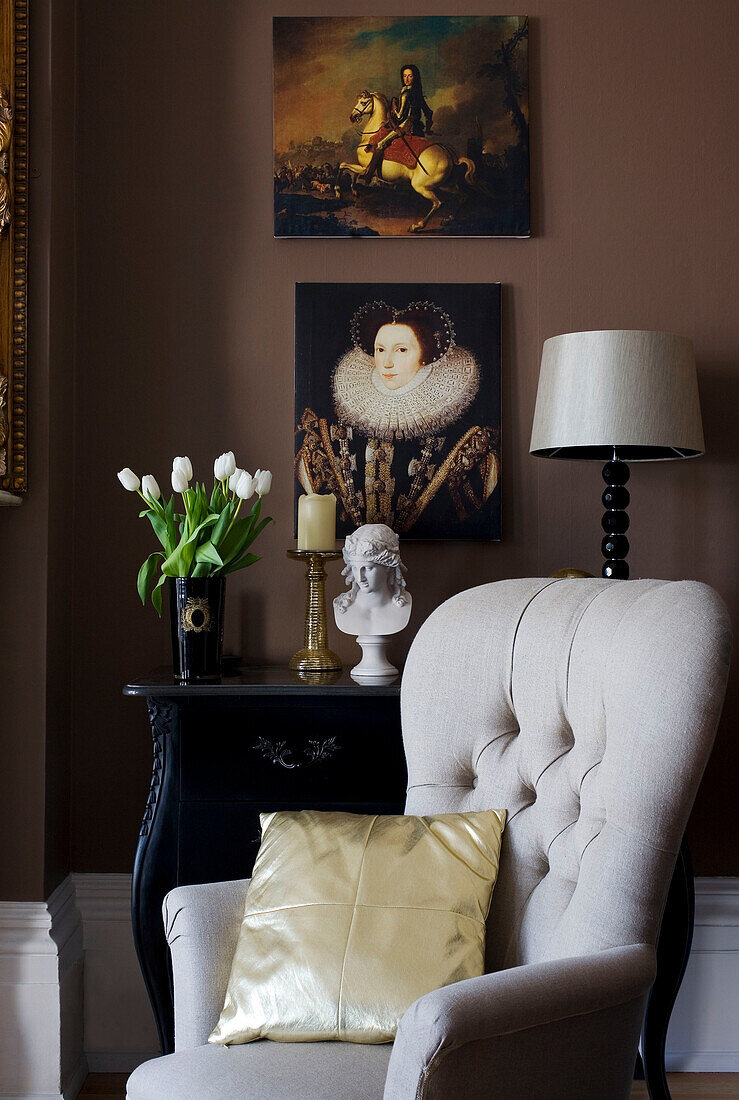 Goldenes Kissen auf Sessel im Wohnzimmer eines Hauses in Hove, East Sussex, Großbritannien