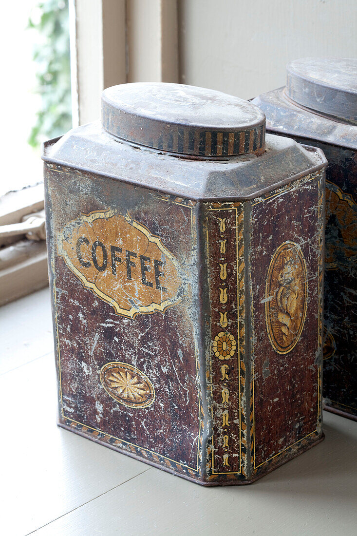 Vintage-Kaffeetisch auf der Fensterbank eines Cottage in Kent, England, UK
