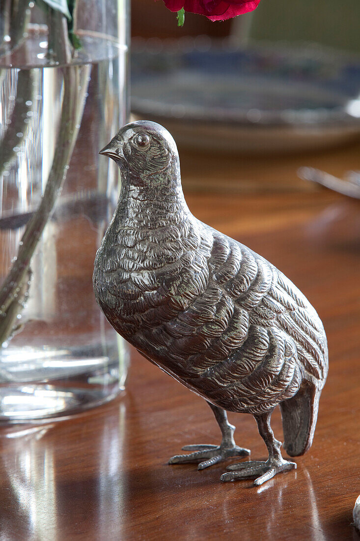 Silbernes Hühnerornament auf polierter Holztischplatte in einem Haus in East Sussex, England, UK