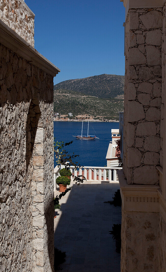 Blick auf Segelboote jenseits der Balkonterrasse einer Ferienvilla aus Stein, Republik Türkei