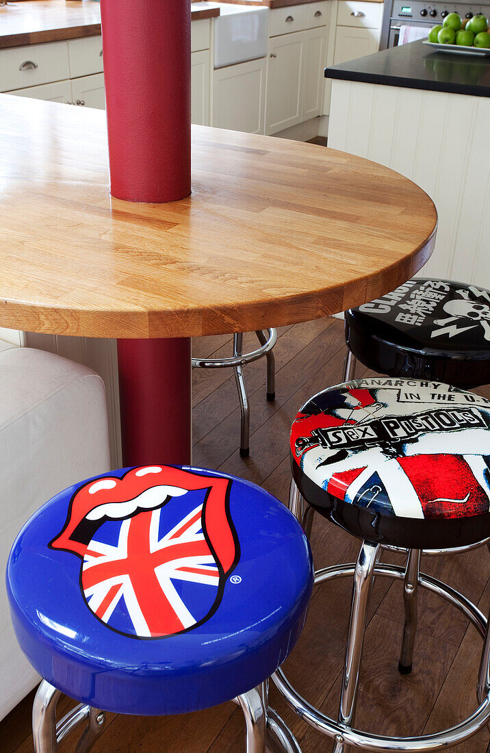 British Punk gepolsterte Barhocker an der Frühstückstheke in Sussex Küche UK