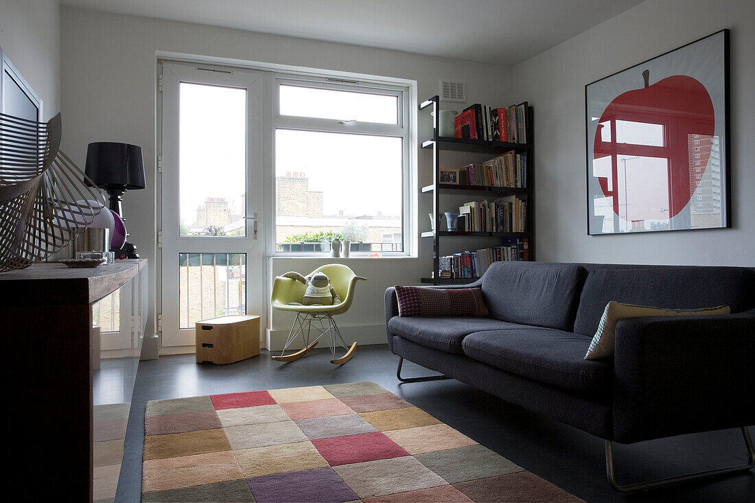 Sofa und karierter Teppich in einer Studiowohnung in London UK