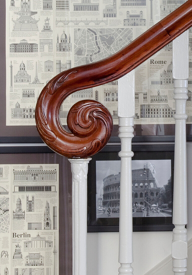 Geschnitzter Holzhandlauf auf einer Treppe mit Architekturdrucken, Hove, East Sussex, England, UK