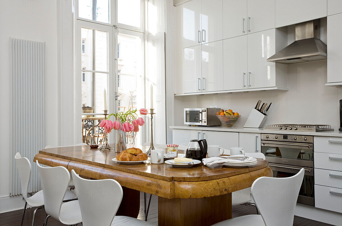 Antiker Tisch in weißer Küche zum Frühstück in einem Londoner Stadthaus