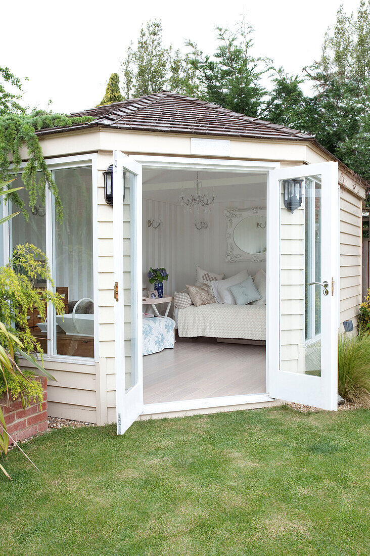 Offene Türen zu einem Gartenhaus in Kent, England, UK