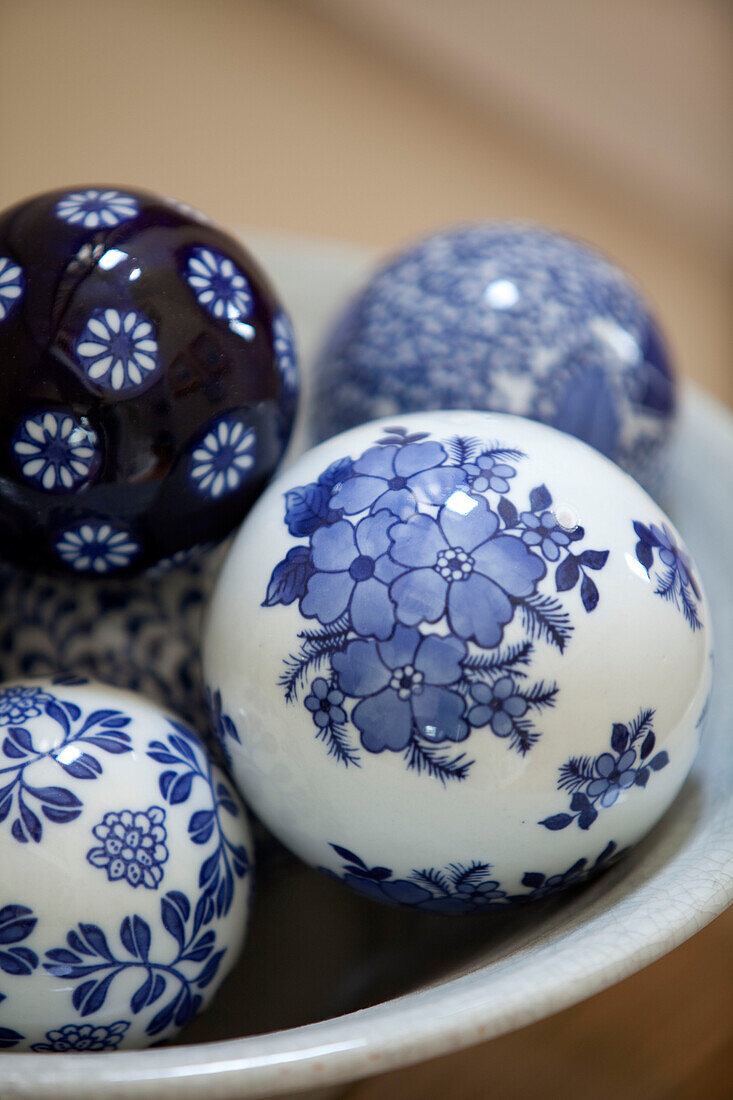 Blaue und weiße Zierkugeln mit Blumenmotiven in einem Landhaus in Kent, England, Vereinigtes Königreich