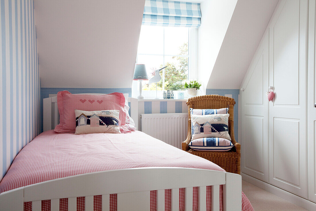 Rotes und blaues Schlafzimmer im Dachgeschoss eines Cottage in Kent, England, Vereinigtes Königreich