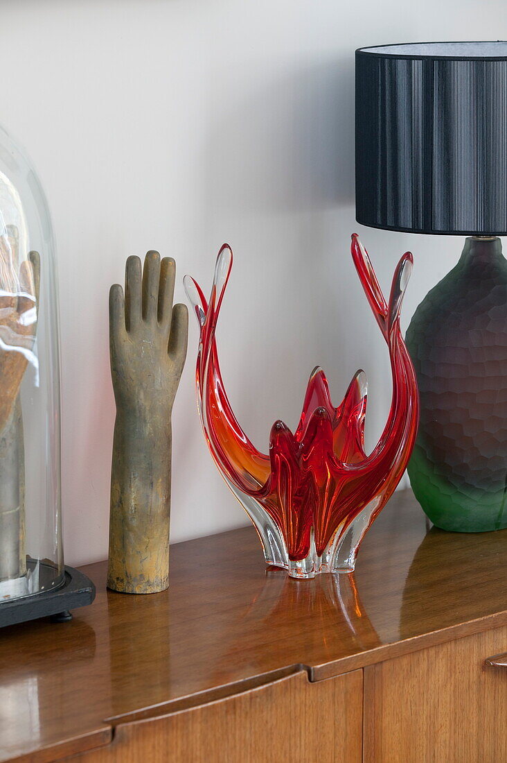 Ornamente und Lampe auf Sideboard in Londoner Stadthaus, England, UK