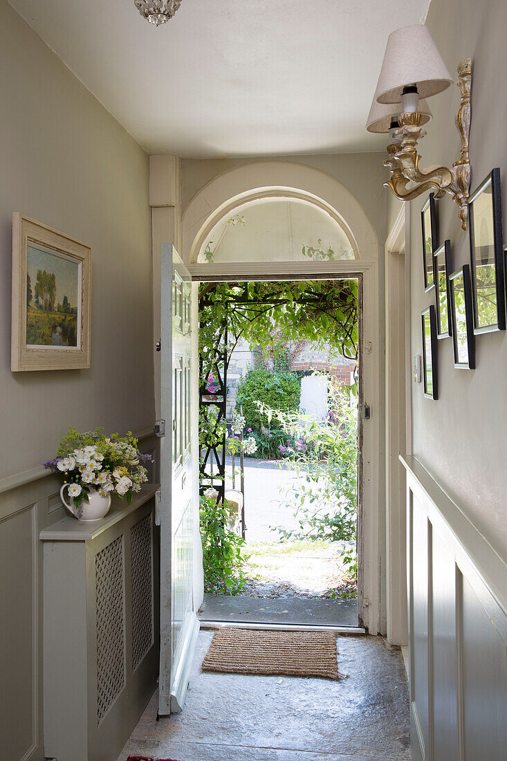 Blick durch den Eingang in den Vorgarten eines Hauses in Dorset, England, UK