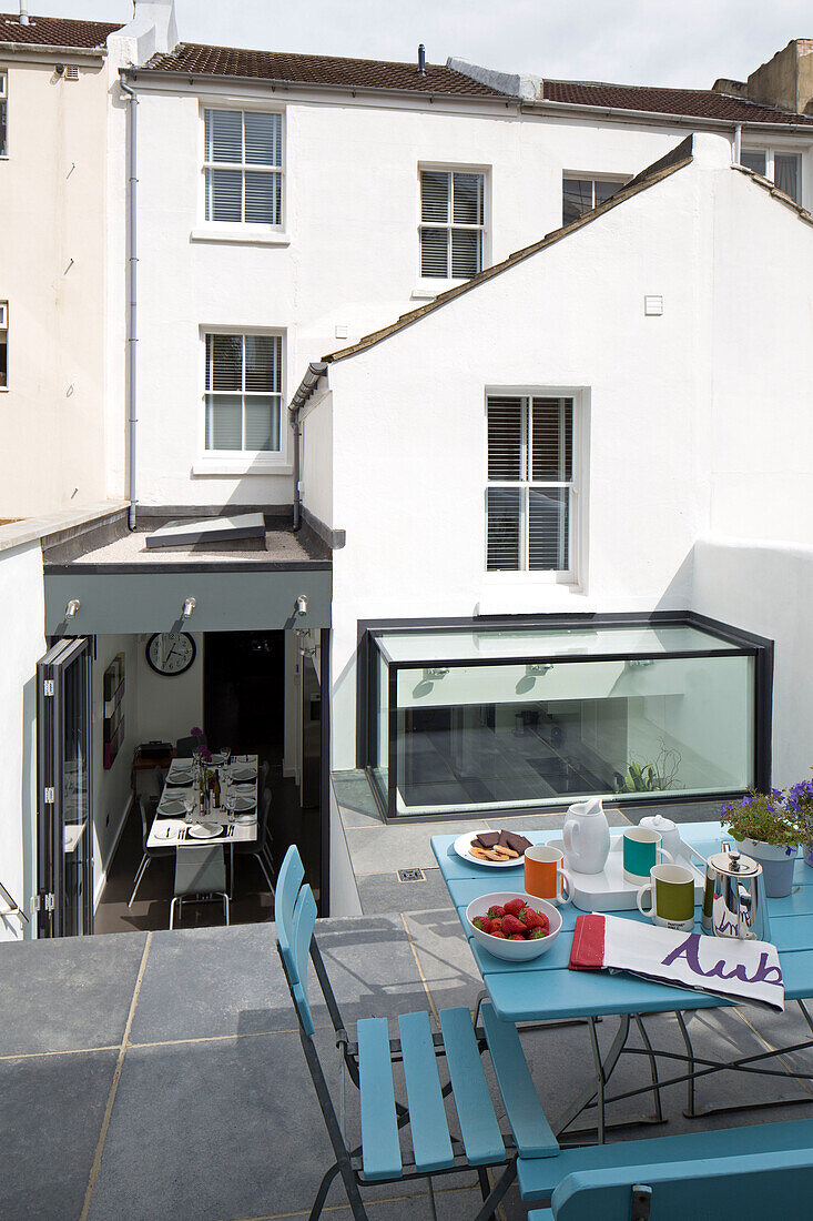 Terrassenmöbel auf der Terrasse mit Kelleranbau eines Hauses in Brighton, East Sussex, England, Vereinigtes Königreich