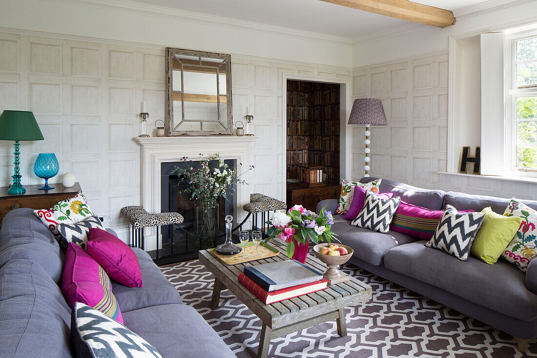 Verschiedene Kissen mit gemustertem Teppich in einem Wohnzimmer in Herefordshire, England, UK