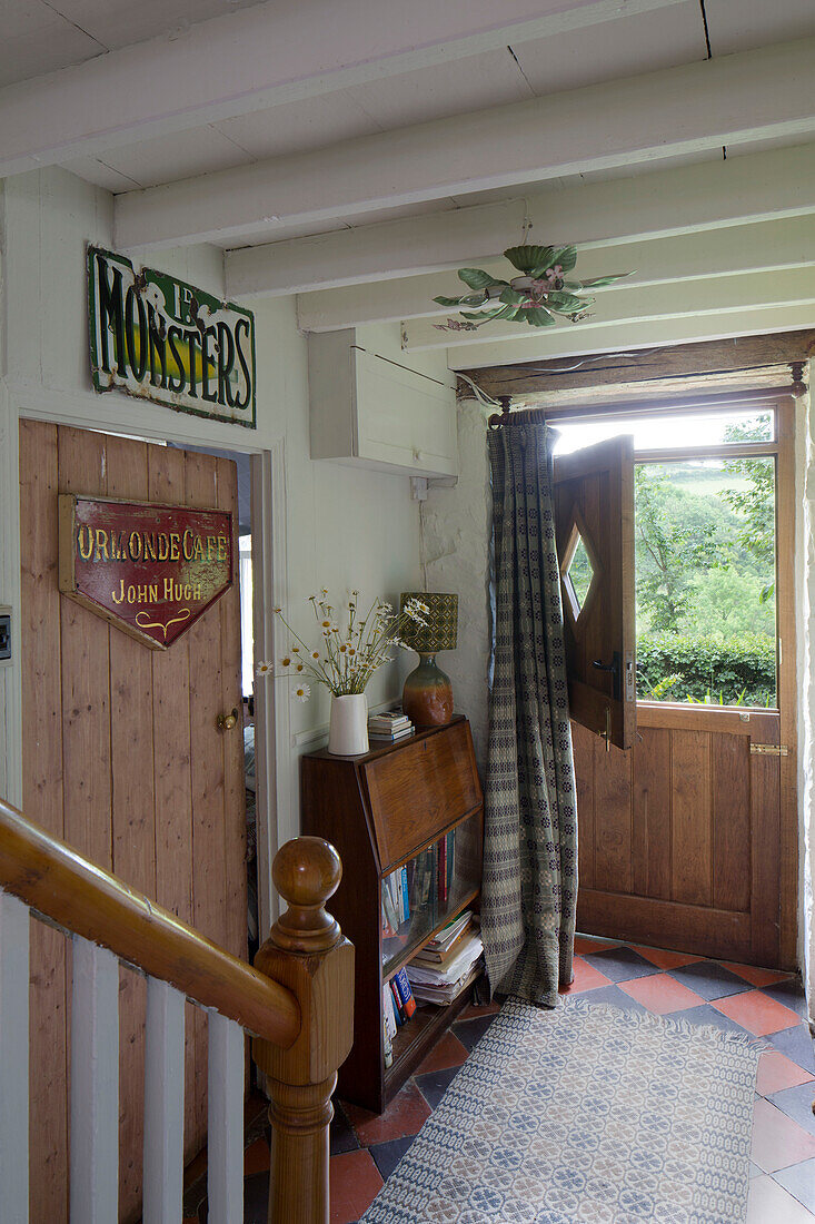 Offene Stalltür mit Vorhang im Flur eines Cottage in Ceredigion, Wales UK