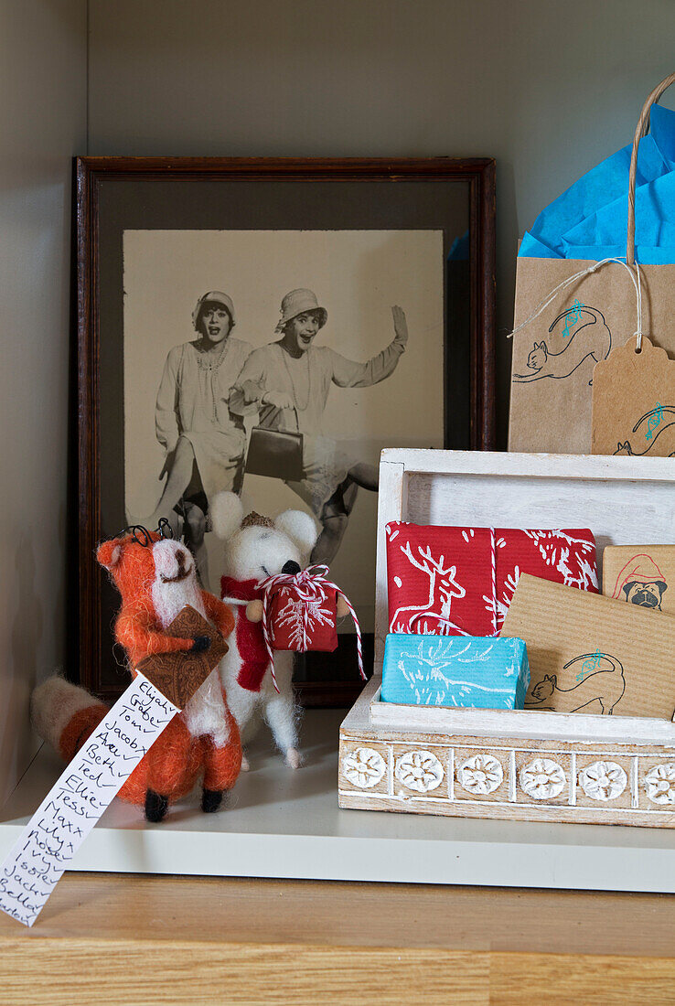 Plüschtiere und eingepackte Geschenke in einem Haus in Dronfield, Derbyshire, England, Vereinigtes Königreich