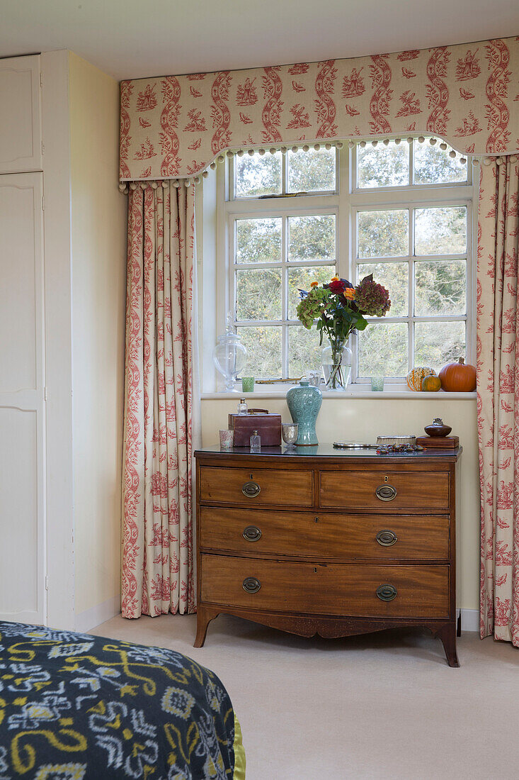 Vintage-Holzkommode im Fenster eines Londoner Hauses mit Gardinenvorhang, England, UK