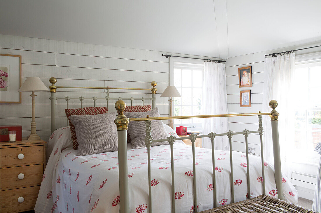 Messingbett im sonnenbeschienenen Schlafzimmer eines Hauses in Surrey, England, UK