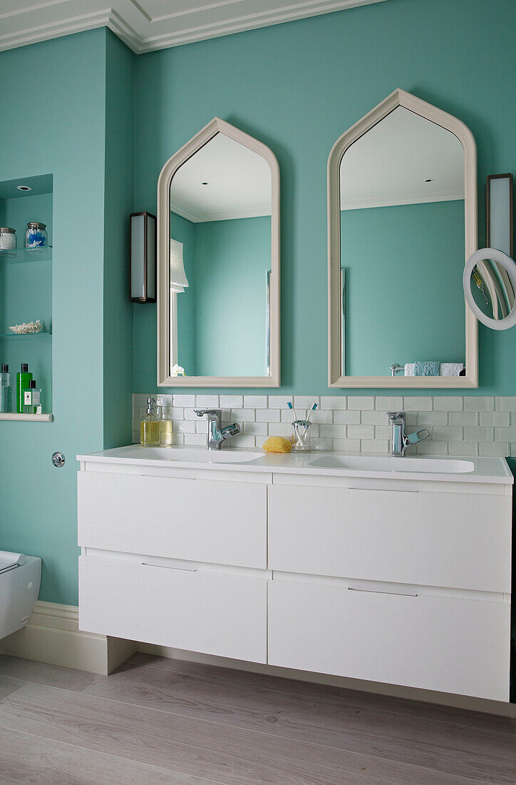 Doppelwaschbecken und Spiegel mit Ablage unter dem Waschbecken in einem Haus in London, England, Vereinigtes Königreich