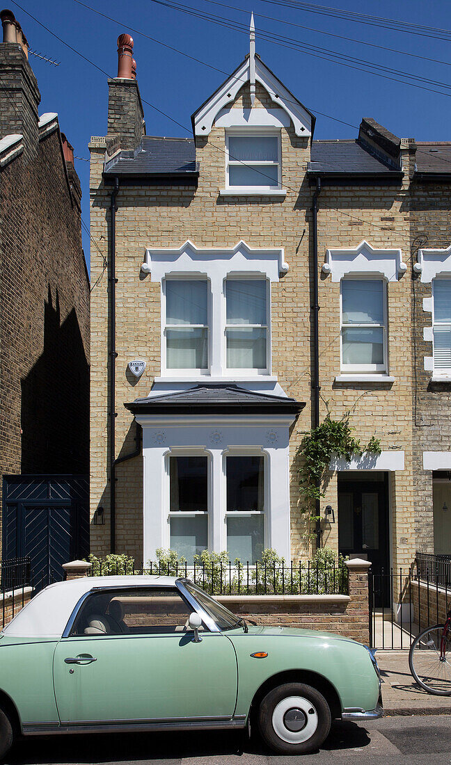 Oldtimer vor einem dreistöckigen Londoner Stadthaus, England, Vereinigtes Königreich