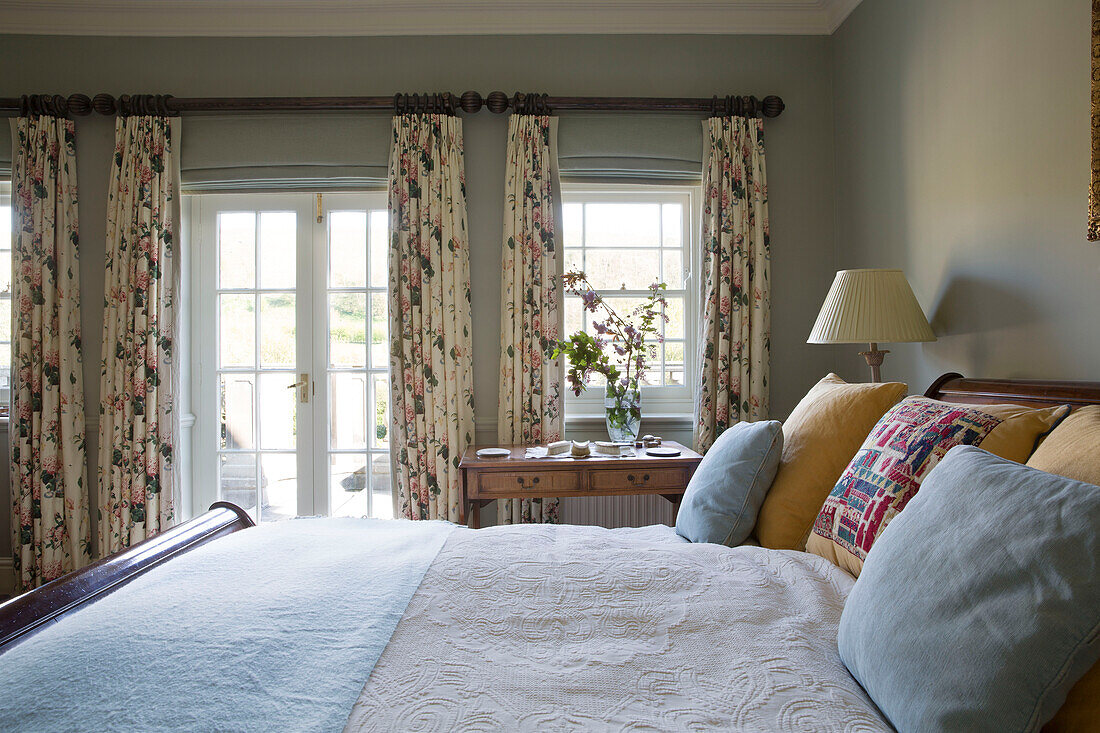 Geblümte Vorhänge im Doppelschlafzimmer des Landhauses in Warminster, Wiltshire, England, Vereinigtes Königreich