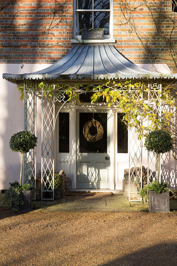 Veranda an der Vordertür eines Einfamilienhauses in Sussex England UK