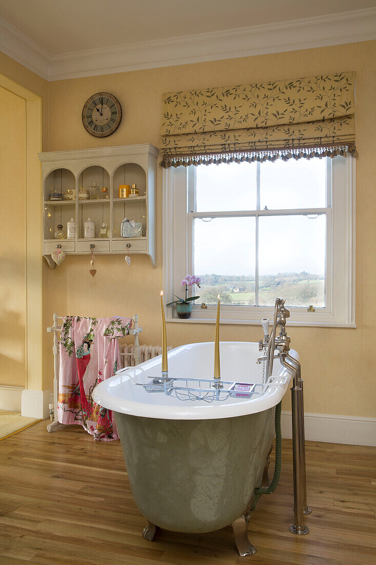 Freistehende rollende Badewanne am Fenster in einem Badezimmer in Sussex England UK