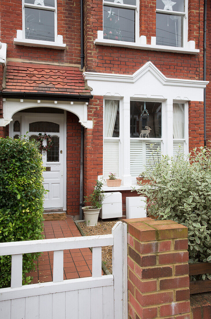 Geflieste Veranda und Terrakotta-Pfad an der Außenseite eines Londoner Backsteinhauses England UK