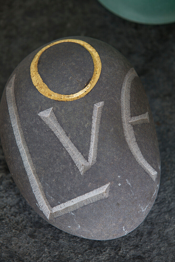 Kieselstein mit eingemeißeltem Wort 'LOVE' in einem Strandhaus in Sussex, England, UK