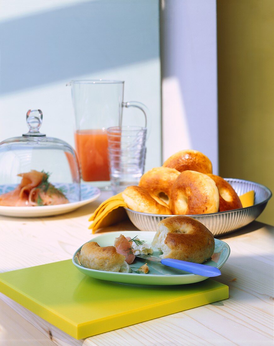 Bagel mit Frischkäse & Räucherlachs, mehrere Bagels in Schale