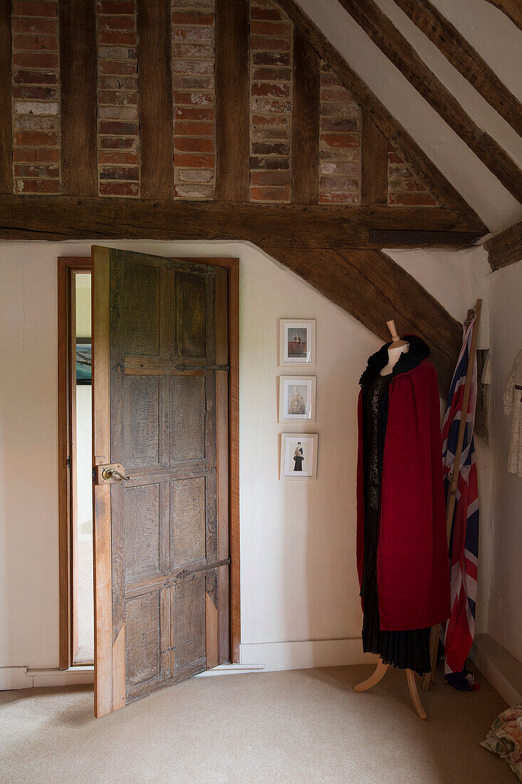 Garderobe auf einer Schaufensterpuppe in einem Fachwerkzimmer eines Bauernhauses in Hampshire, England, Vereinigtes Königreich