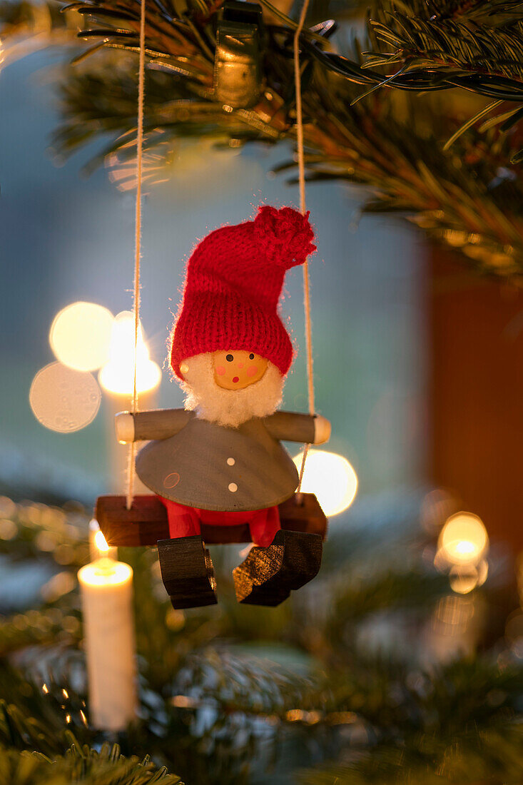 Gnom auf Seilschaukel Weihnachtsbaumschmuck in Berkshire UK