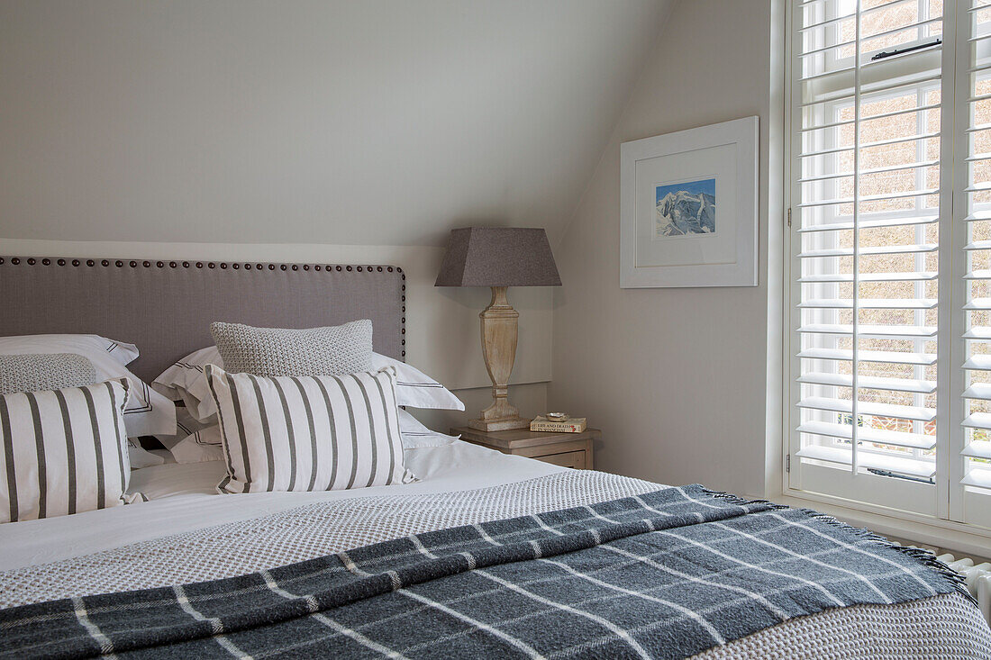 Dunkelgraue Decke auf einem Doppelbett in einem Haus in West Sussex