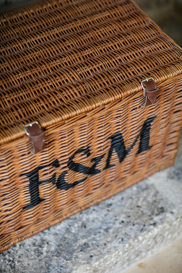 Weidenkorb mit den Buchstaben 'F&M' in einer umgebauten Scheune in Gloucestershire, England