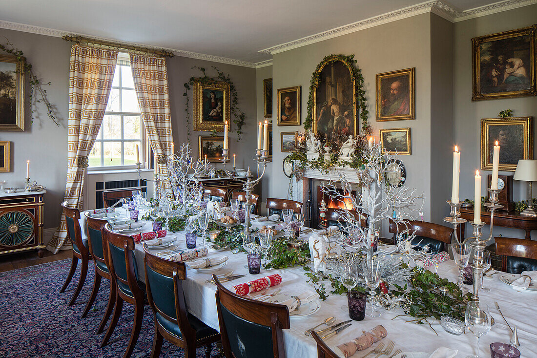 Silberbesteck und Efeu auf dem Tisch für das Weihnachtsessen in einem georgianischen Haus in Hertfordshire, England, UK