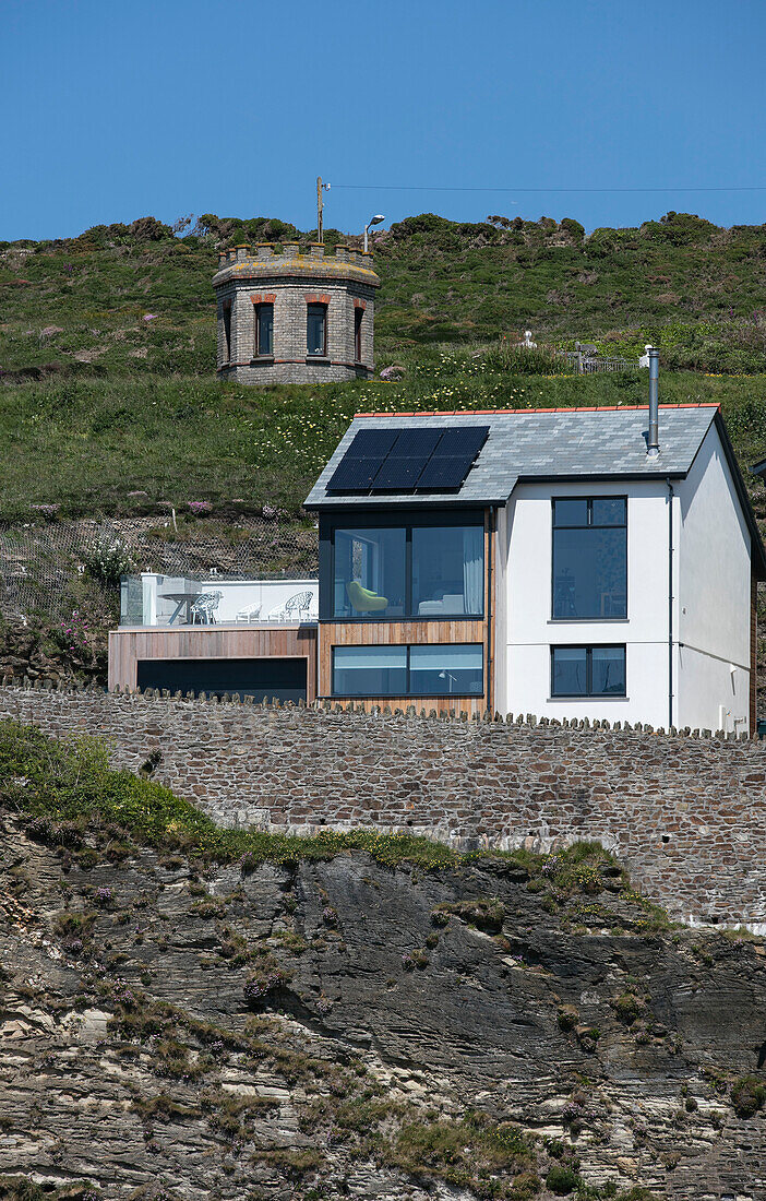Neubau an einem Küstenhang in Cornwall UK