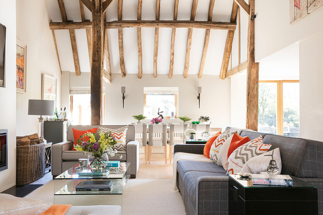 Sofa und Tisch im geräumigen Balkenwohnzimmer eines Hauses in Hampshire, England