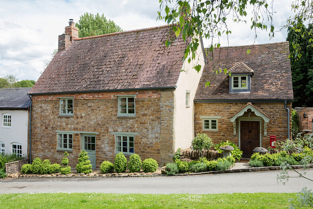 Hellgrüner Anstrich an der Außenseite eines Landhauses in Northamptonshire aus dem 17