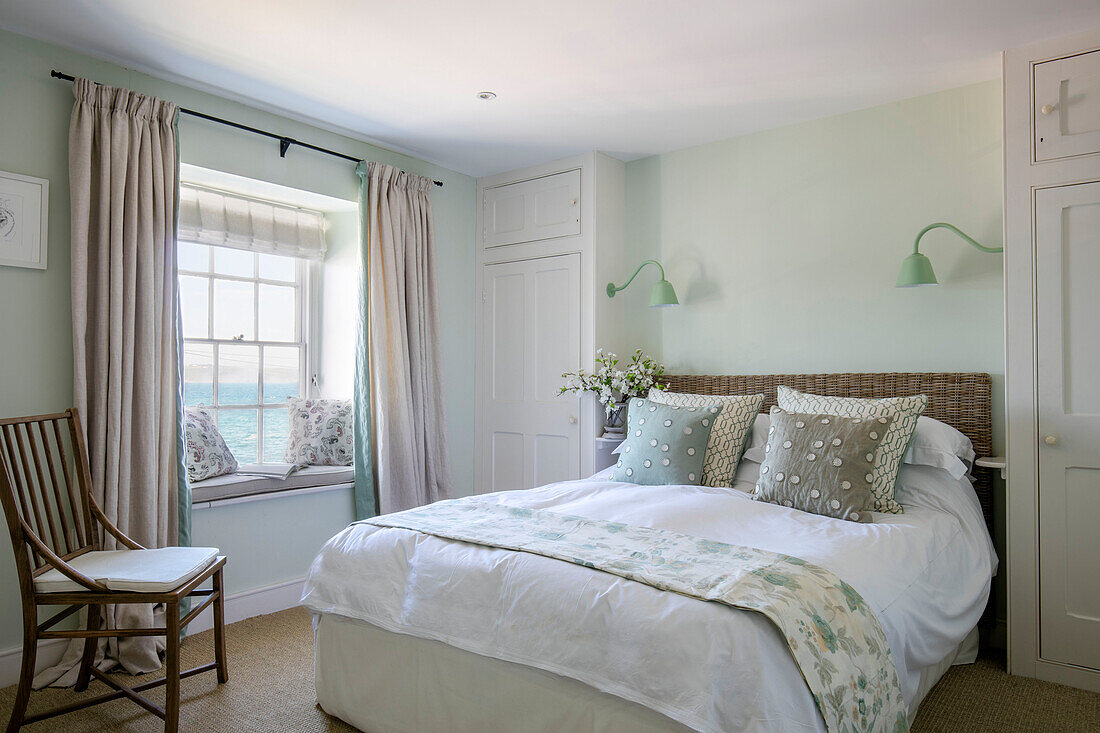 Doppelbett in einem denkmalgeschützten Cottage mit Meerblick in Cornwall UK