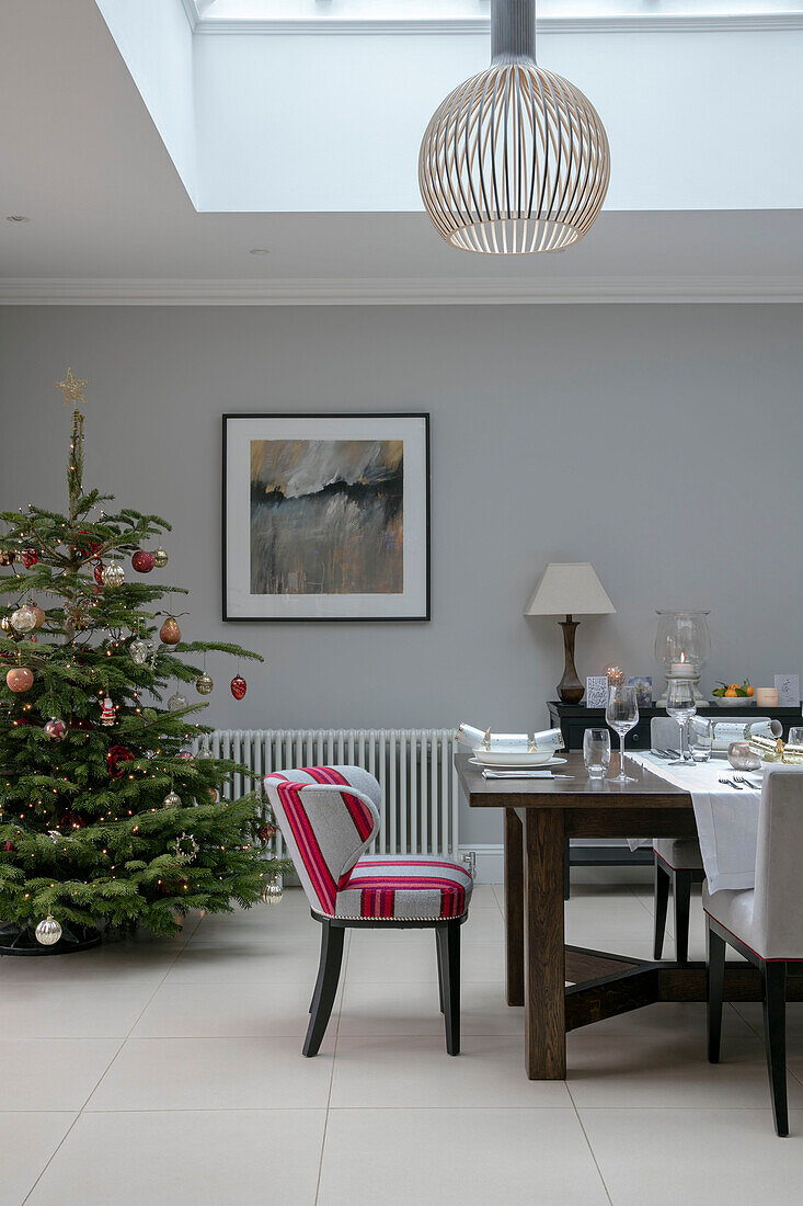 Esszimmerstuhl am Tisch mit Weihnachtsbaum in einem Haus in Hampshire UK