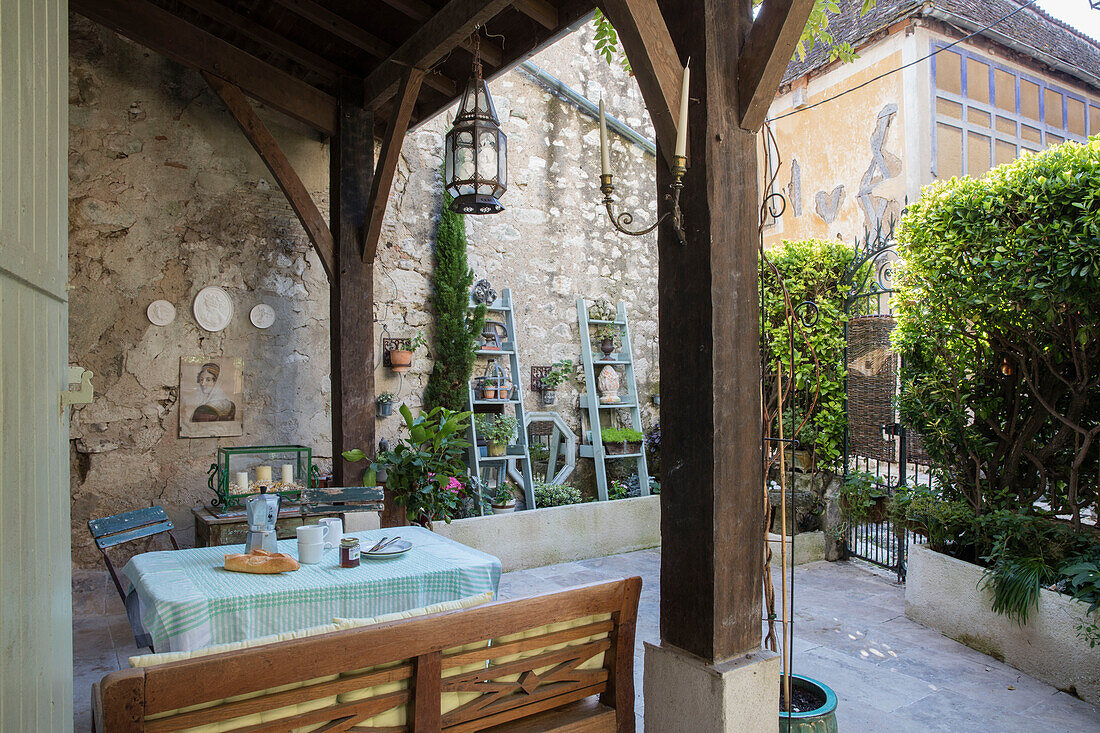 Hochbeete mit Tisch und Sitzgelegenheiten in privatem Issigeac-Hofgarten Perigord Frankreich