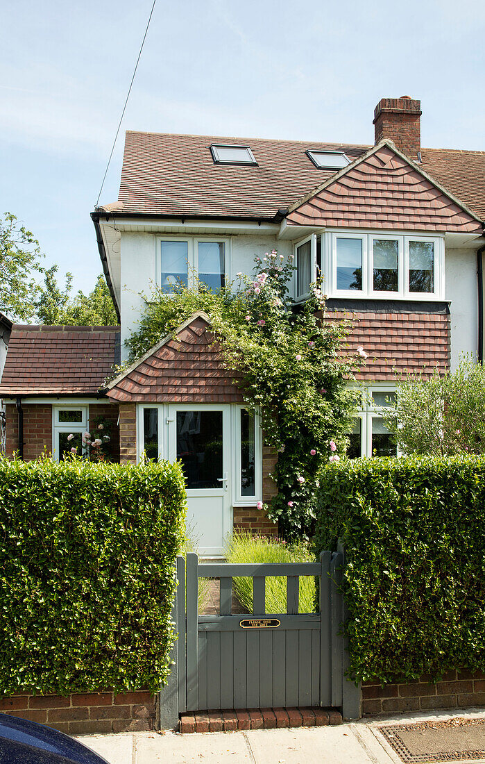 Vordertor, Hecke und Veranda einer Doppelhaushälfte aus den 1930er Jahren, Surrey, Großbritannien