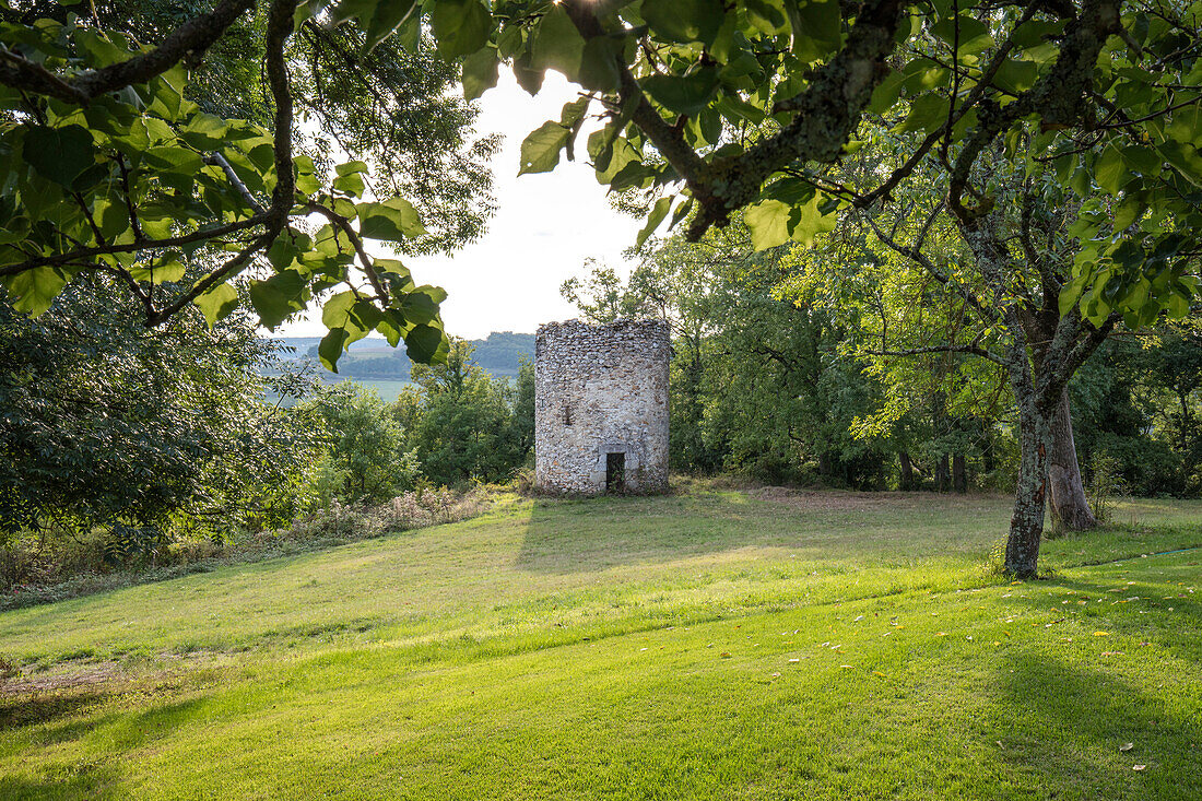 Überreste eines alten Steinturms auf dem Gelände eines französischen Schlosses Lot et Garonne